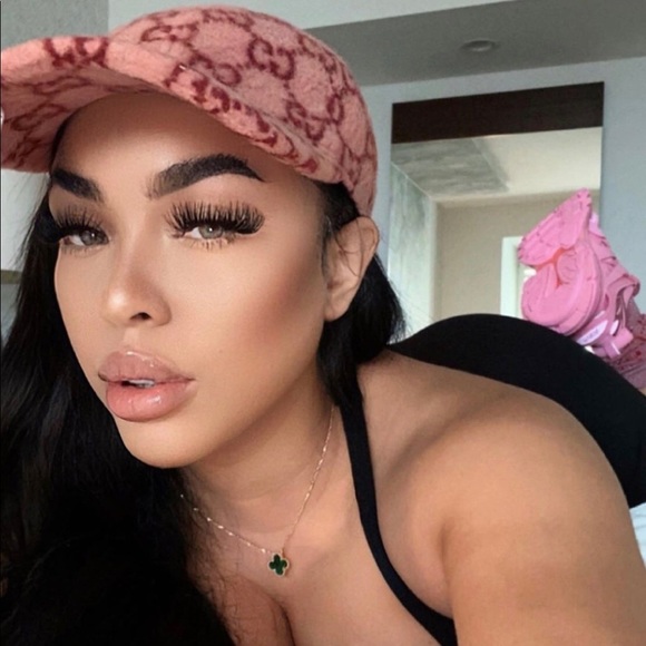 Meet your Posher, Chay🌺👑ALL OFFERS WELCOMED🤗😘 - Picture 4 of 4